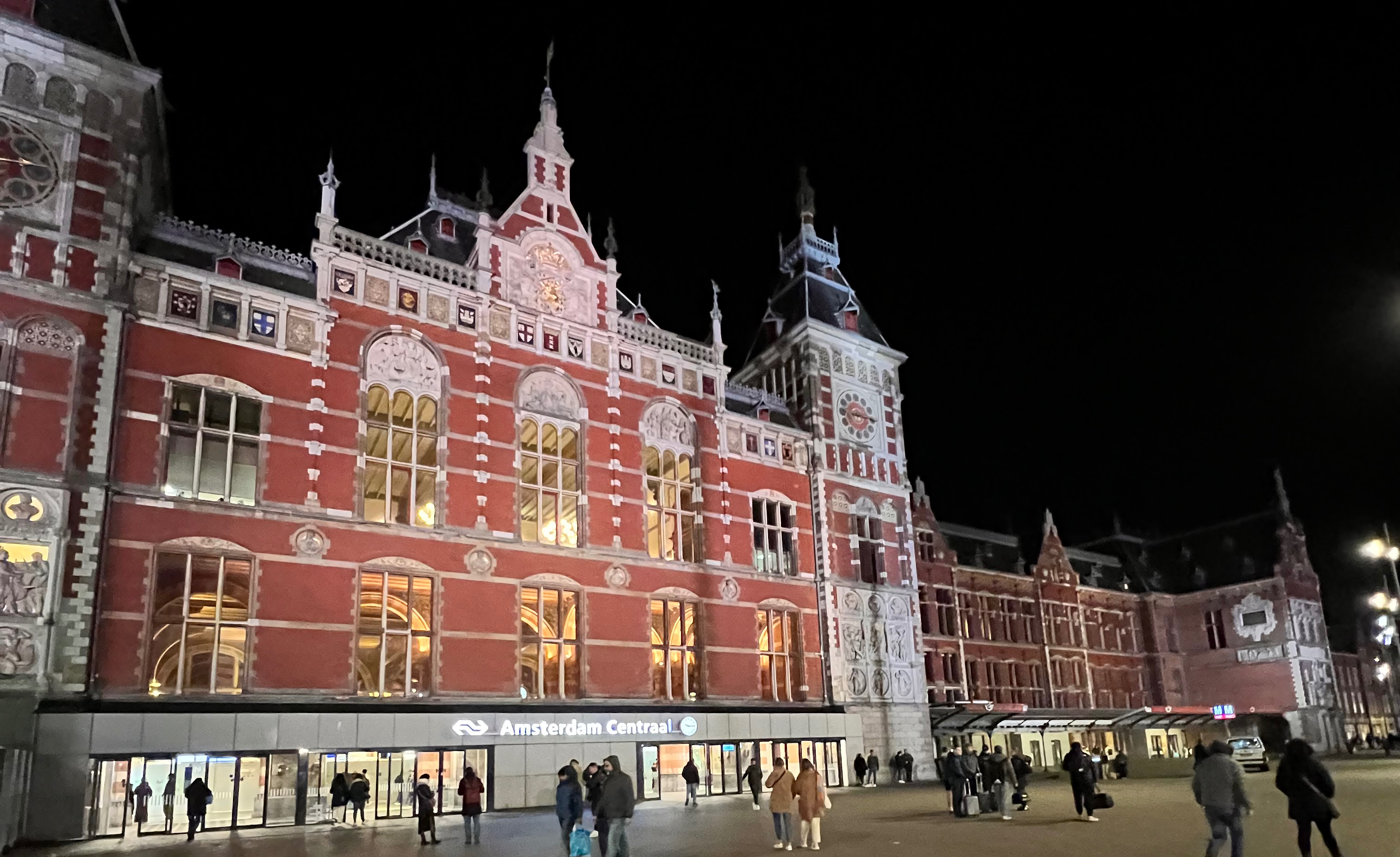 Amsterdam Ulaşım Rehberi: Şehir İçi ve Çevre Bölgelere Nasıl Gidilir?